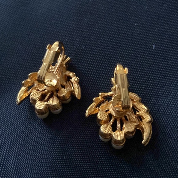 Faux Pearl Gold Tone Clip earrings - Picture 3 of 3